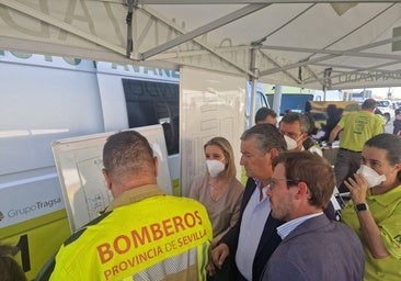 La alcaldesa de Alcalá de Guadaíra, junto a Antonio Sanz y Francisco Toscano, en el Puesto de Manzo Avanzado