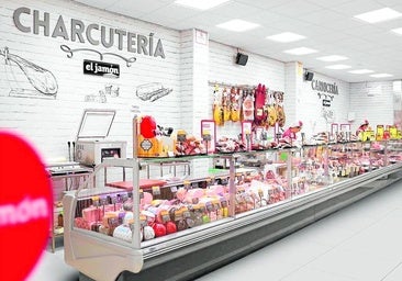 Una cajera atienda a una mujer en un supermercado en una imagen de archivo