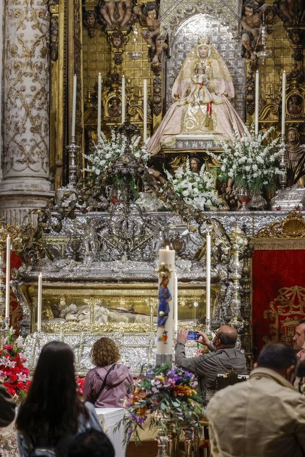 Un momento de la apertura de la urna del Rey Santo en la Catedral de Sevilla este 14 de mayo