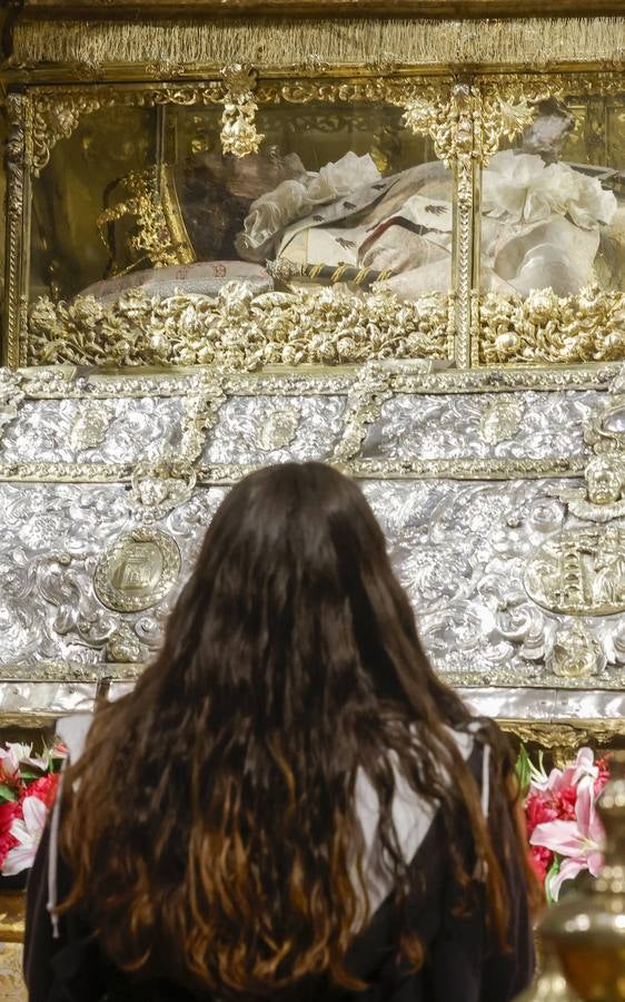 Un momento de la apertura de la urna del Rey Santo en la Catedral de Sevilla este 14 de mayo