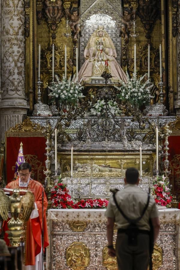 Un momento de la apertura de la urna del Rey Santo en la Catedral de Sevilla este 14 de mayo