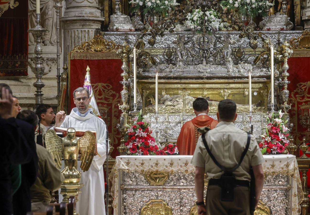 Un momento de la apertura de la urna del Rey Santo en la Catedral de Sevilla este 14 de mayo
