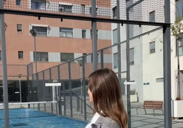 Tres habitaciones, garaje, trastero y pista de pádel: el piso de VPO que se alquila en Pino Montano por 750 euros