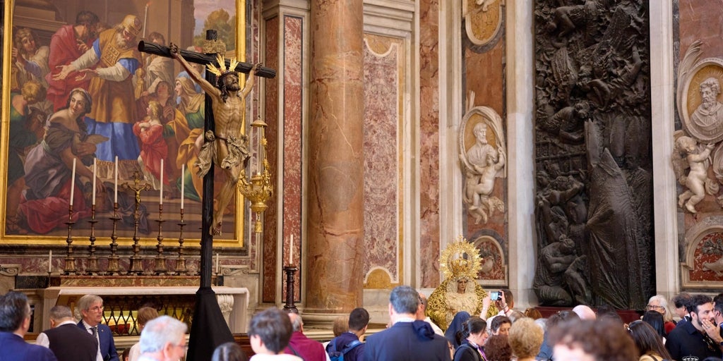 El porqué del cambio de ubicación del Cachorro y la Esperanza de Málaga dentro de la basílica de San Pedro