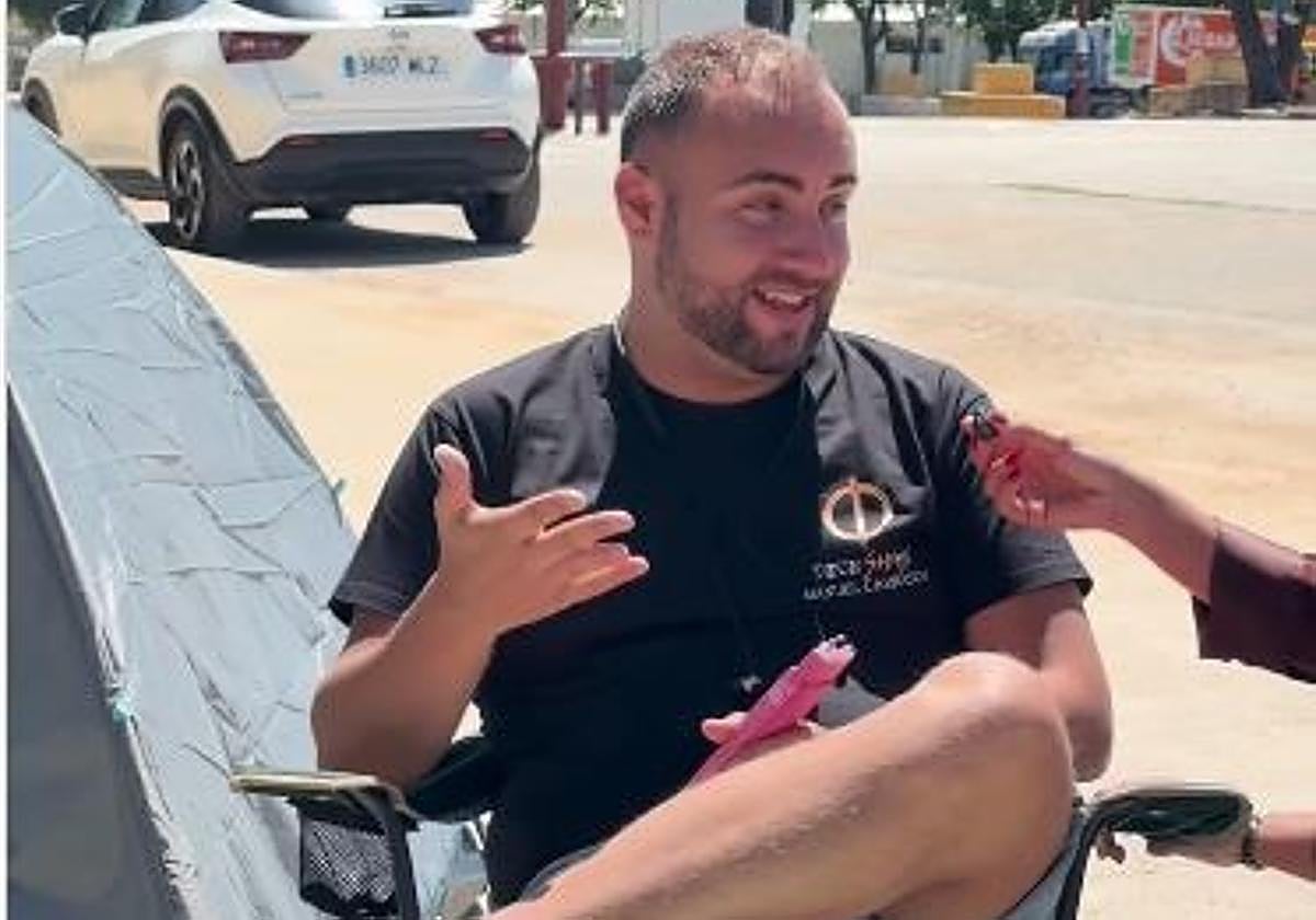 Armando Salas, incondicional del artista, es el primero en la cola del estadio