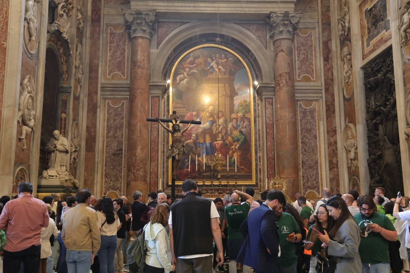 Gran expectación en San Pedro para ver al Cachorro y a la Esperanza de Málaga