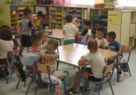 Padres de pueblos de Sevilla usan sus trabajos para entrar en los colegios céntricos