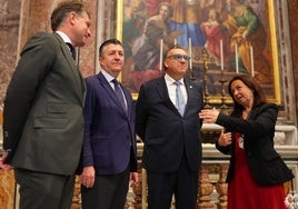 El consejero de Turismo, Arturo Bernal, reza ante el Cachorro y la Esperanza en el Vaticano