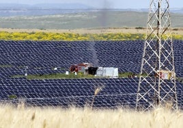 Controlado el incendio en una planta fotovoltaica en el polígono Los Llanos en Salteras