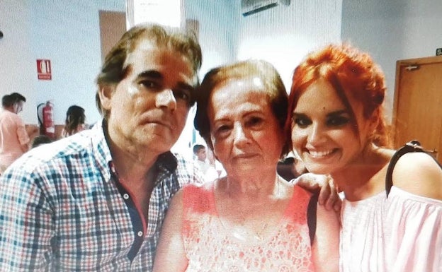 Melody con su padre y su abuela en un bautizo