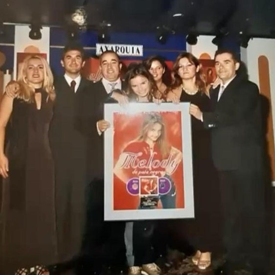 Melody con parte de su familia recogiendo el disco de platino en Madrid