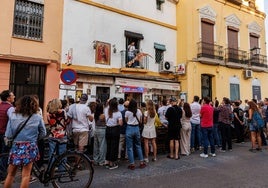 Sevilla celebra su segundo pregón a la Cruzcampo desde el balcón del bar Casa Eme