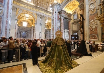 La Virgen de la Esperanza de Málaga y el Cachorro, este viernes en San Pedro antes de ser trasladados a la carpa