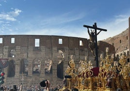 El Cristo de la Expiración a su paso frente al Coliseo