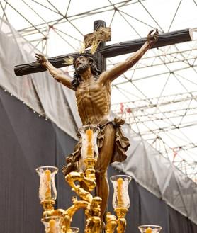 Imagen secundaria 2 - El Cachorro y la Virgen de la Esperanza amanecen en sus pasos para salir en procesión por Roma