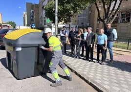 Lipasam inicia en el barrio de Pino Montano el plan de renovación de los contenedores