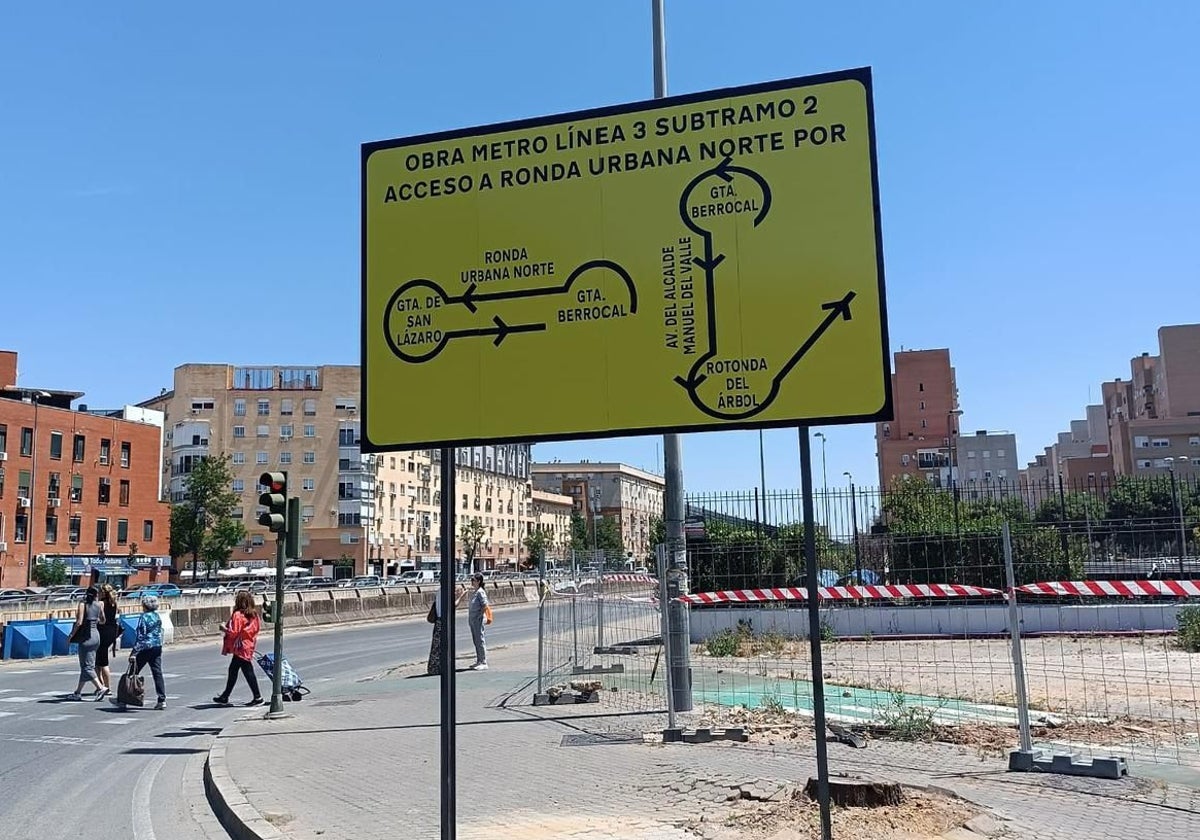 Cartelería instalada en la Glorieta Berrocal con los desvíos por las obras del metro