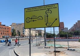 Cartelería instalada en la Glorieta Berrocal con los desvíos por las obras del metro