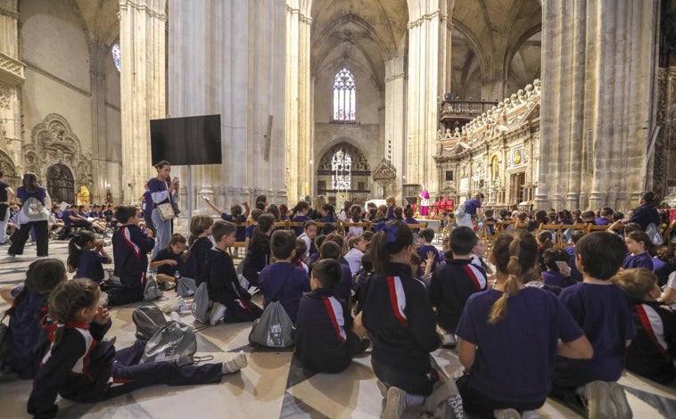 Imagen principal - El jubileo de los escolares en la Catedral de Sevilla
