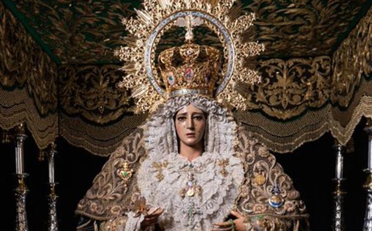 Imagen principal - El Cachorro y la Virgen de la Esperanza amanecen en sus pasos para salir en procesión por Roma