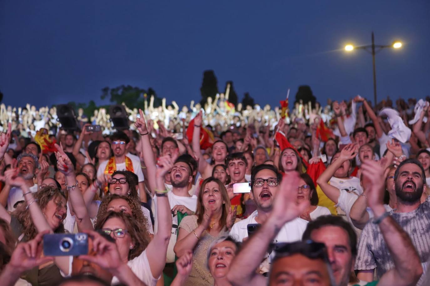 Numeroso público en el Auditorio Municipal 'Los del Río' donde se está retransmitiendo la gala de Eurovisión