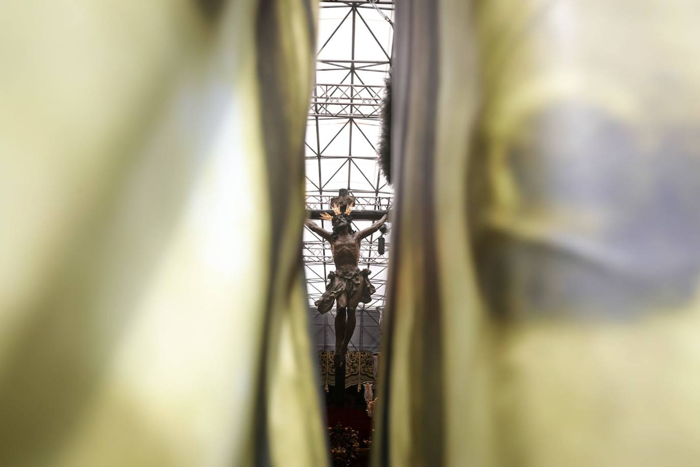 Momentos previos a la salida de los pasos para iniciar la histórica procesión en Roma