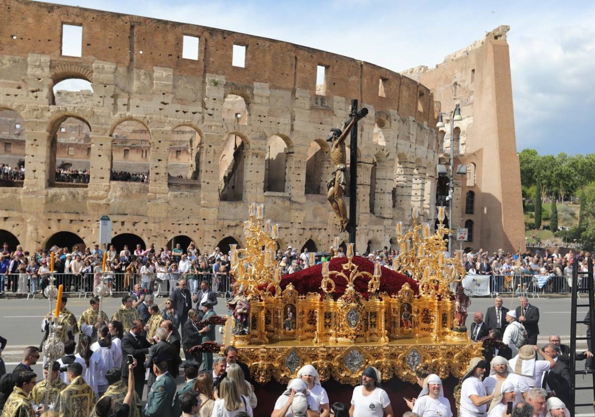 El Cristo de la Expiración del Cachorro transitando por el Coliseo de Roma