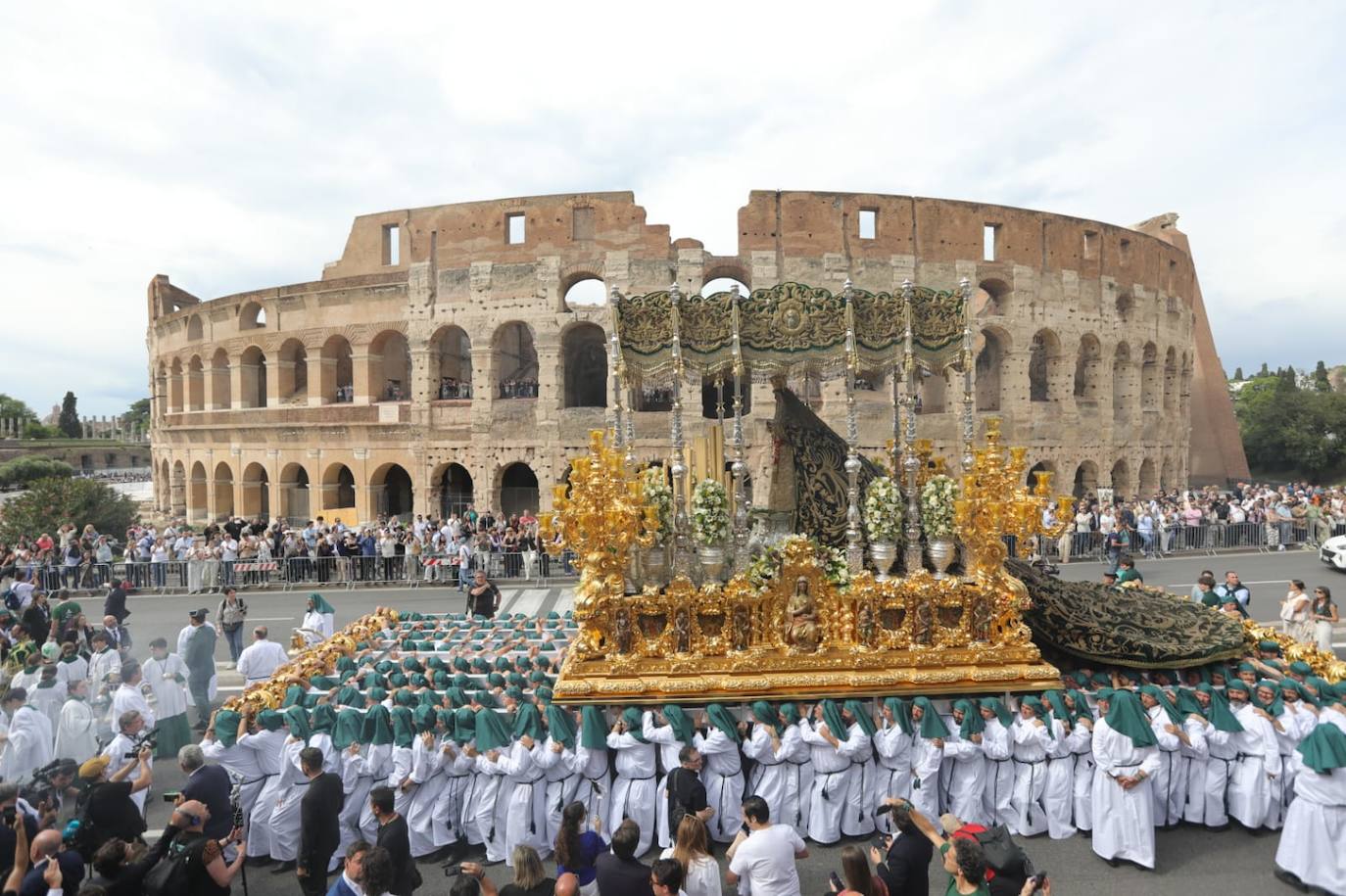 El trono de la Esperanza de Málaga ante el Coliseo de Roma