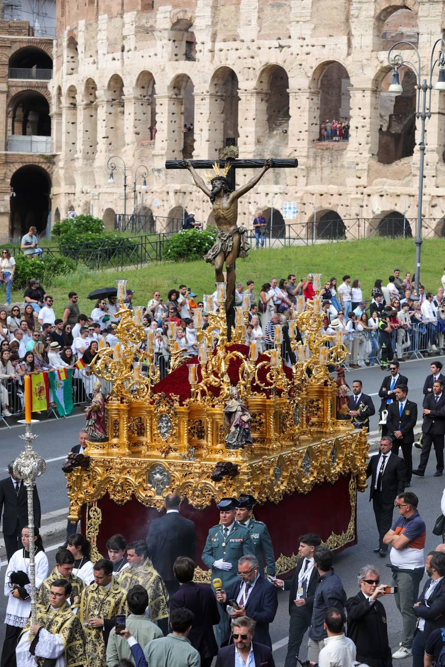 El Cristo de la Expiración del Cachorro transitando por las inmediaciones del Coliseo de Roma