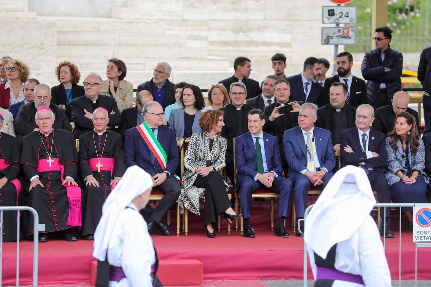 Palco de autoridades de la Gran Procesión del Jubileo de las Cofradías