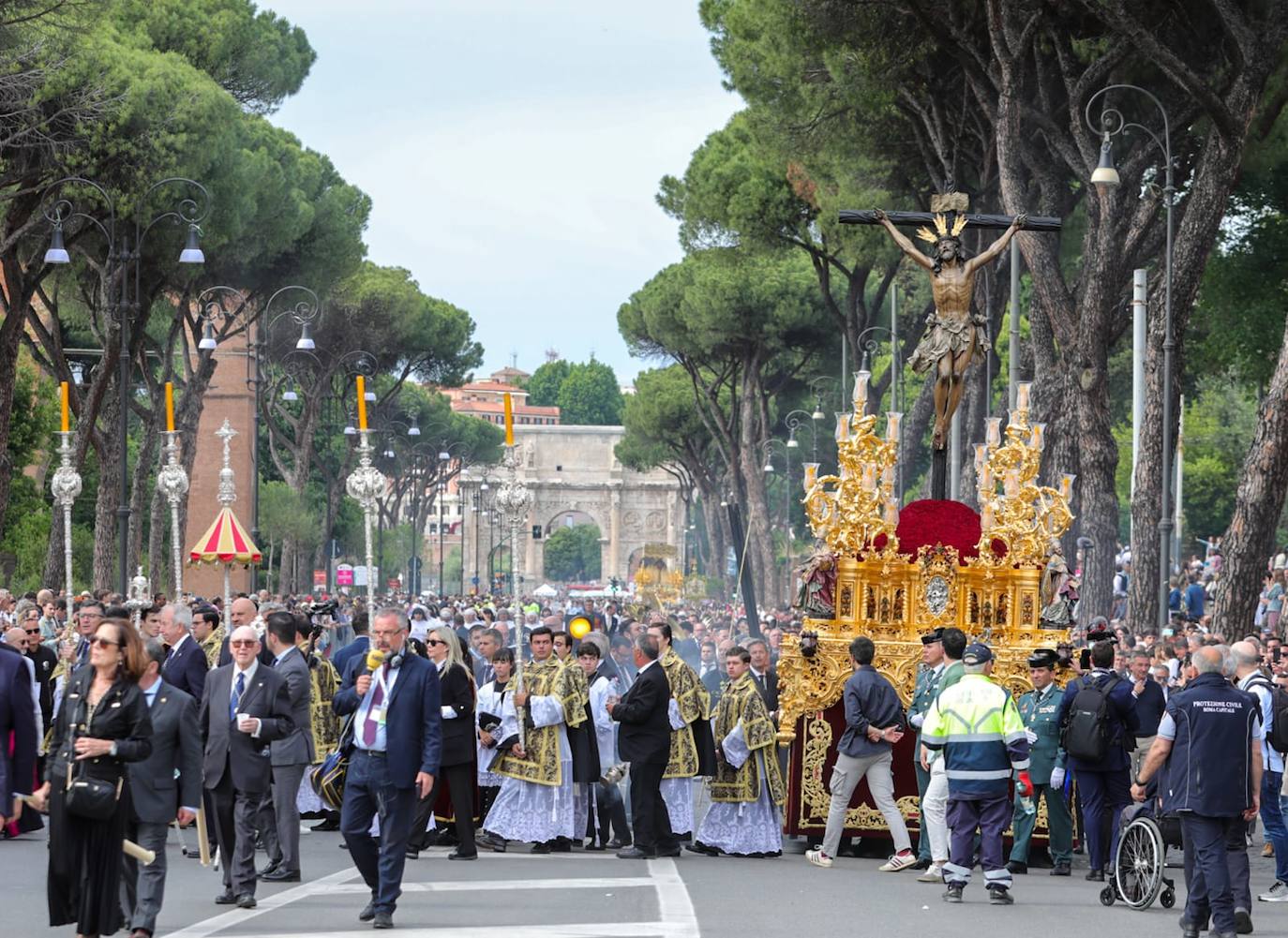 El Cachoro en la Gran Procesión del Jubileo de las Cofradías por las calles de Roma
