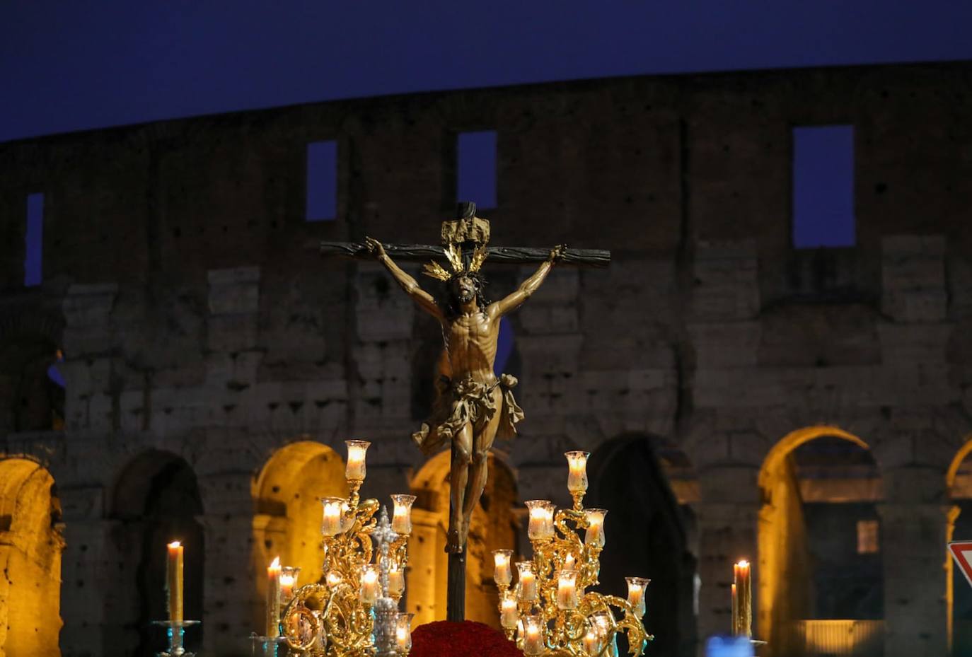El Cristo de la Expiración del Cachorro a su paso por el Coliseo 