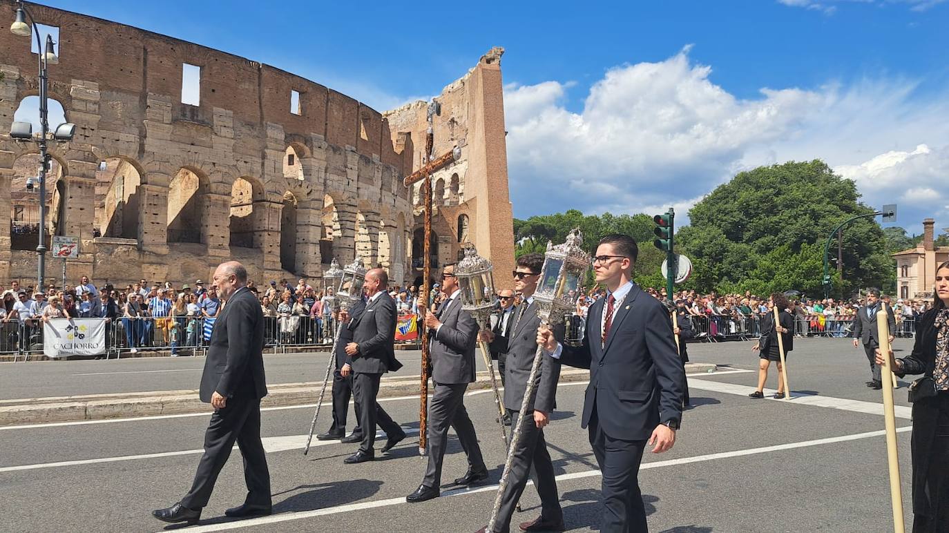 Procesión del Jubileo de las Cofradías a su paso por el Coliseo romano