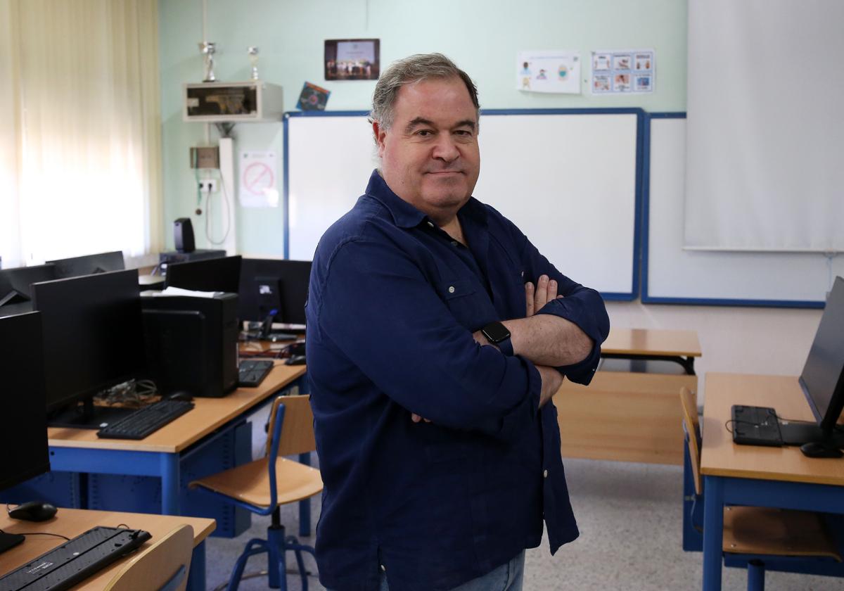 Antonio Blázquez en un aula del IES Polígono Sur