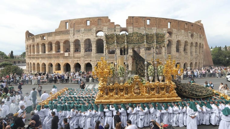 La Virgen de la Esperanza junto al Coliseo romano