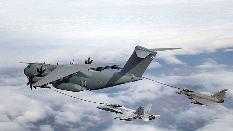 Un A400M español en misión de repostaje en vuelo con dos cazas Eurofighter y F-18 españoles