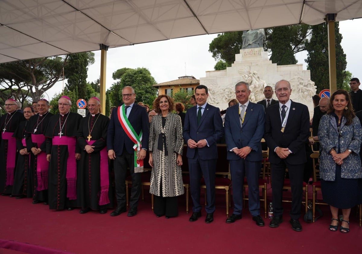 Palco de autoridades en la procesión del Jubileo de las Cofradías de Roma