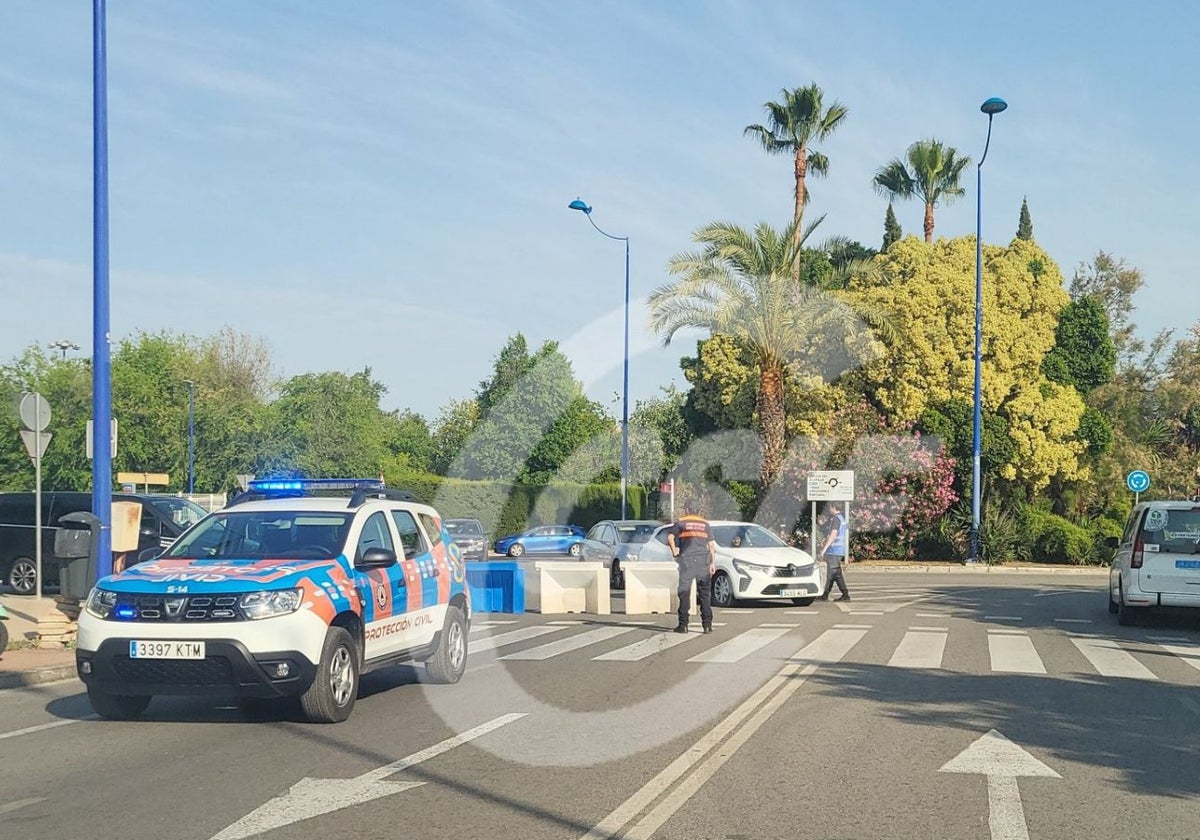 Los voluntarios de Protección Civil cortando el tráfico en los alrededores del Estadio de la Cartuja