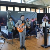 Riki Rivera cantando durante la presentación del Doñana Music Experience 2025