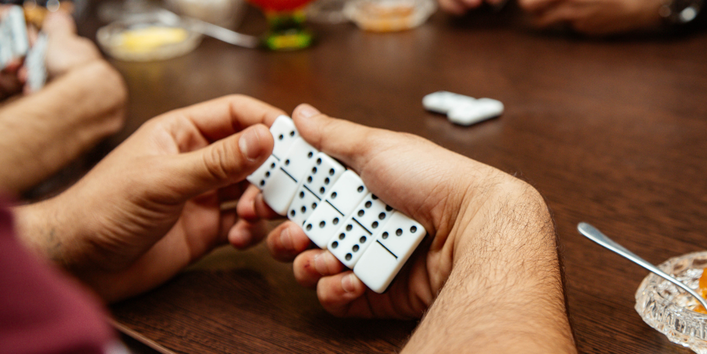 Esta es la costosa multa que te puede caer en sevilla por jugar al dominó en la calle