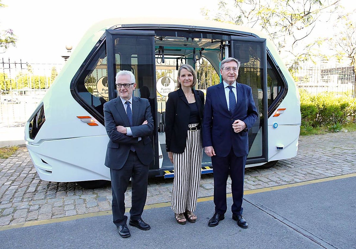 Luis Moreno (director general del CTAG), Ana Luz Jiménez (Jefa Provincial de Tráfico Sevilla) y Rafael Carmona (presidente Autoridad Portuaria)