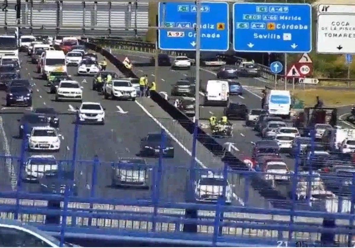 Retenciones en la A-49 tras saltarse la mediana un coche que circulaba en sentido Huelva