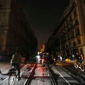 La Avenida de la Constitución de Sevilla totalmente apagada el pasado 28 de abril