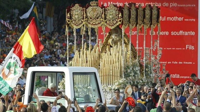 Benedicto XVI ante la Virgen de Regla en el papamóvil