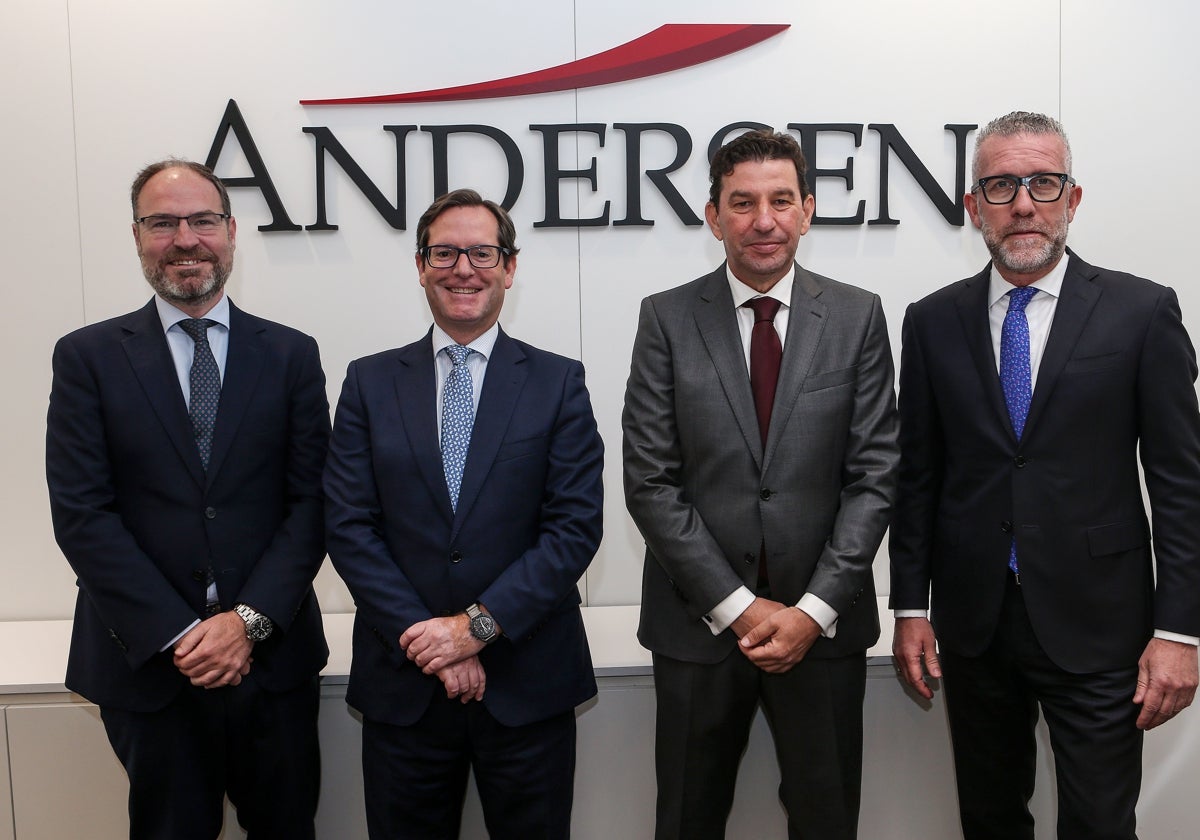 Tomás Rivero, Socio y Director de la oficina de Andersen en Sevilla; Miguel Hernández, Socio de Fiscal; José Manuel Ramírez, Counsel de Procesal; José Vicente Morote, Socio Director de Andersen Iberia.