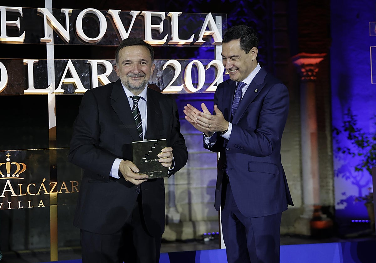 El escritor Sergio Vila-Sanjuán ha recibido el XXX premio de Novela Fernando Lara de manos de Juanma Moreno