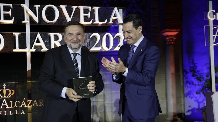 Sergio Vila-Sanjuán gana el XXX premio Fernando Lara por su novela 'Misterio en el Barrio Gótico'