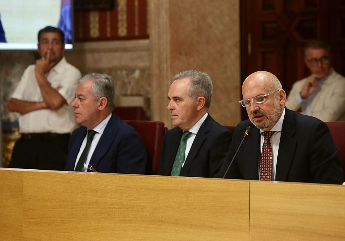 José Luis Sanz, Juan Bueno y Manuel Alés en el Pleno del Ayuntamiento de este jueves