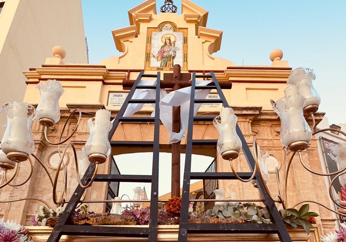 La cruz de mayo de la hermandad de la Trinidad