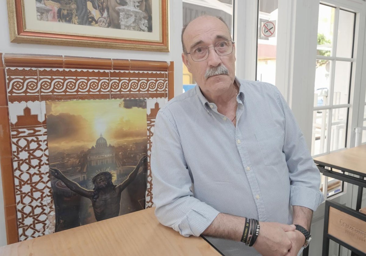 Ismael Vargas junto al cartel anunciador de la procesión del Cachorro en Roma